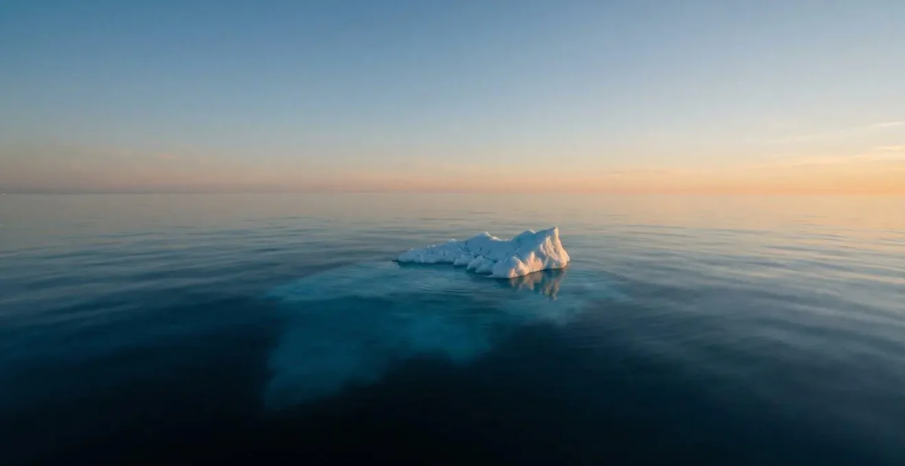 Un iceberg photographié au crépuscule, dont la partie visible symbolise le symptôme et la masse immergée la cause profonde invisible