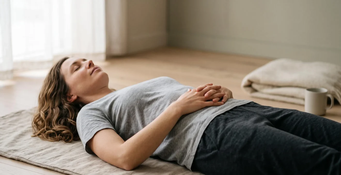 Mains posées délicatement sur un ventre pour une séance de réflexologie abdominale apaisante