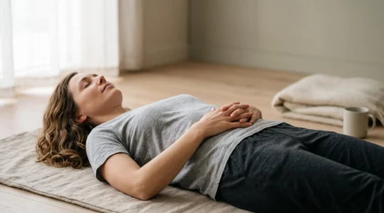 Mains posées délicatement sur un ventre pour une séance de réflexologie abdominale apaisante