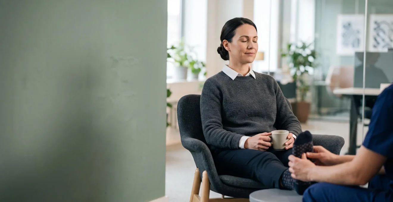 Séance de réflexologie en entreprise illustrant le lien entre bien-être au travail et performance collective