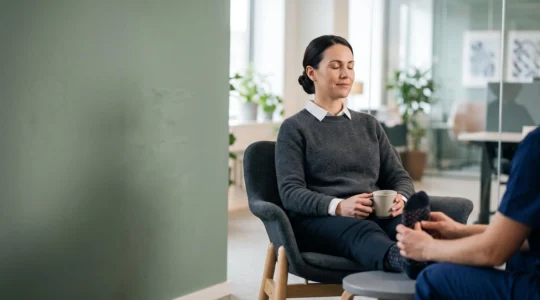 Séance de réflexologie en entreprise illustrant le lien entre bien-être au travail et performance collective