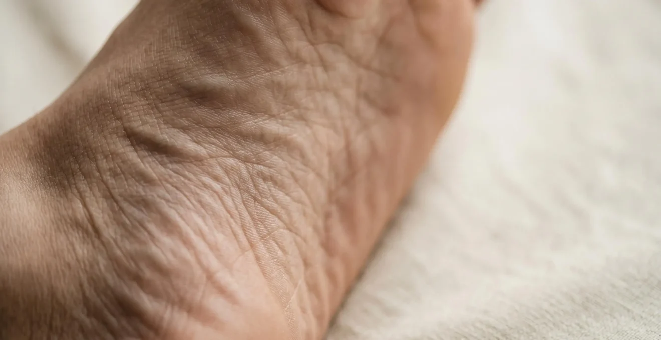 Vue rapprochée d'un pied humain en position de relaxation illustrant la richesse sensorielle de la voûte plantaire